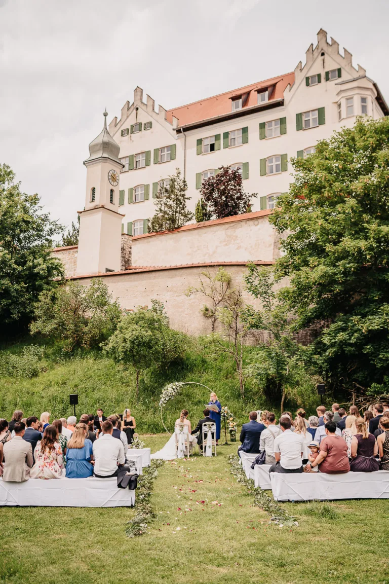 Freie Trauung mit Rednerin Marie auf Schloss Duttenstein | Strauß & Fliege