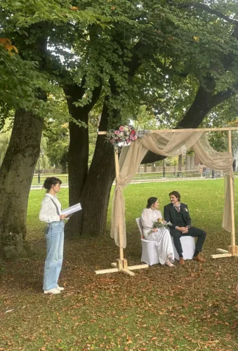 Bilinguale Freie Trauung mit Traurednerin Saskaia Strobel im Schützengarten in München | Strauß & Fliege