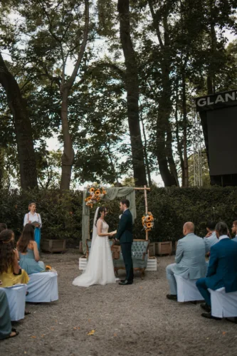 Freie Trauung mit Traurednerin Ellen-Jane in der Villa Flora in München | Strauß & Fliege